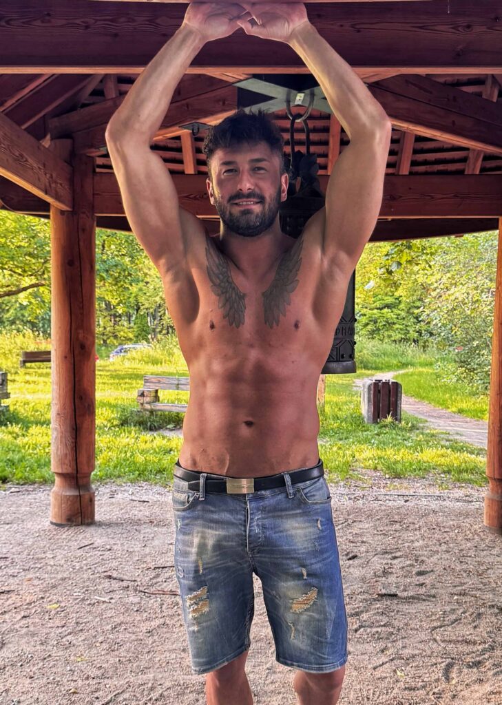 Męski pokaz stripizu na Ursynowie podczas imprezy prywatnej