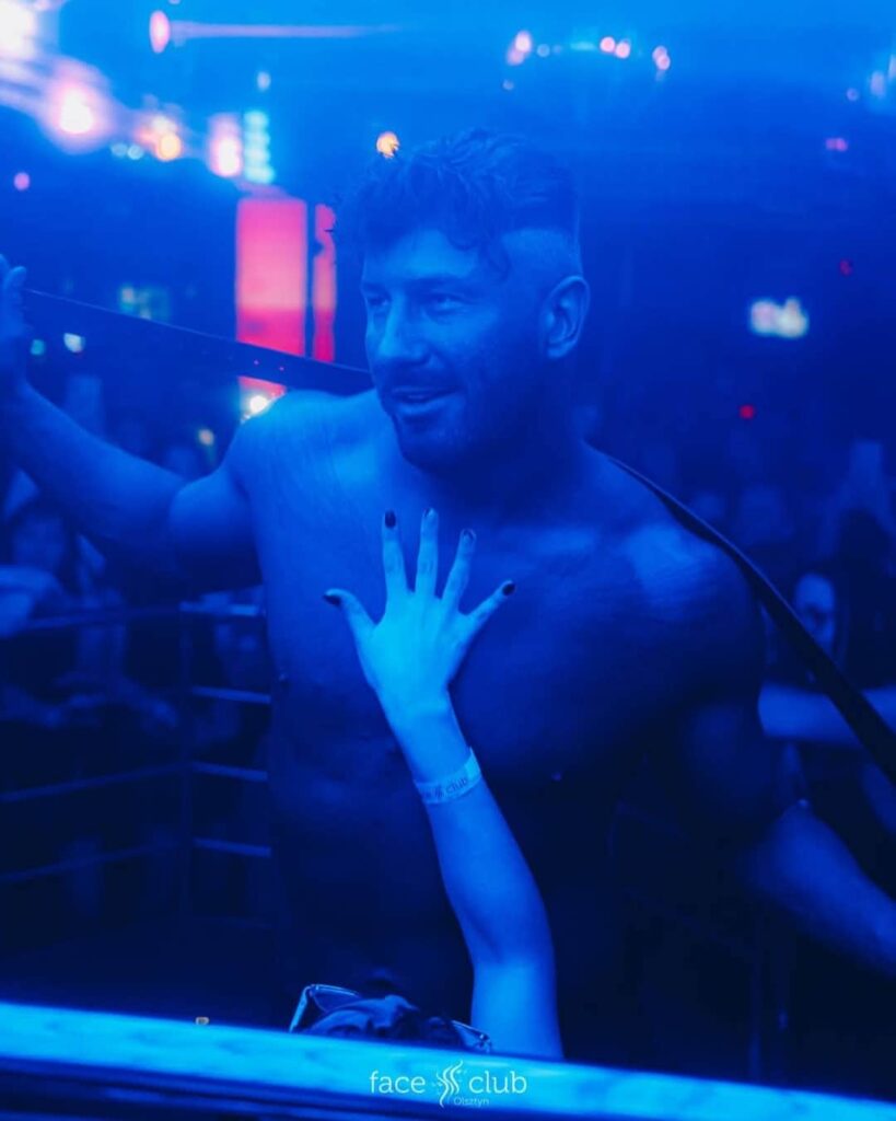 Striptizer na domówce w Warszawie