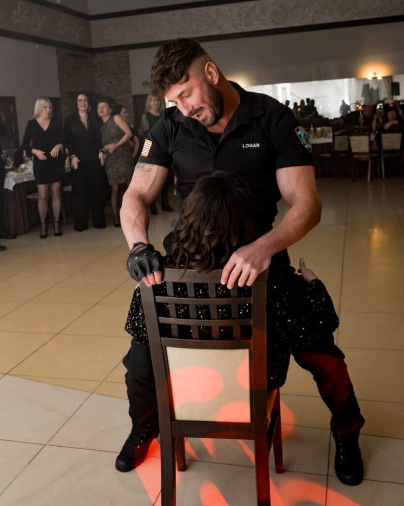 Tancerz erotyczny występujący w Krakowie