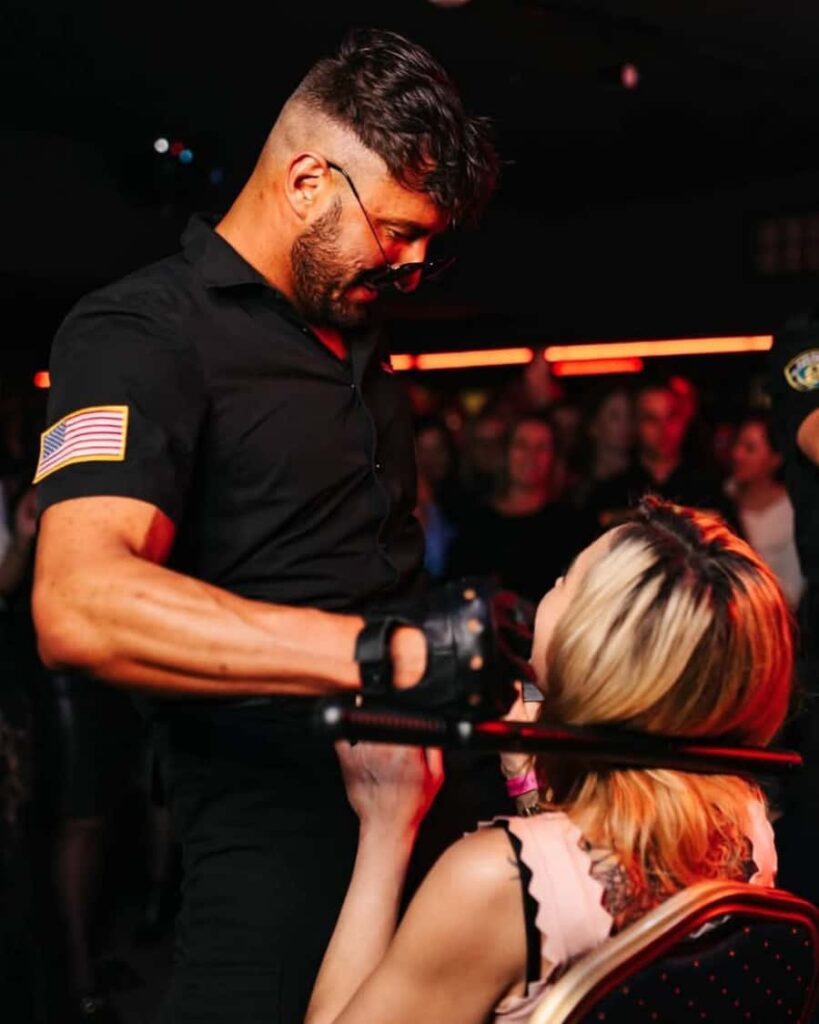 Tancerz erotyczny na urodzinach w Warszawie