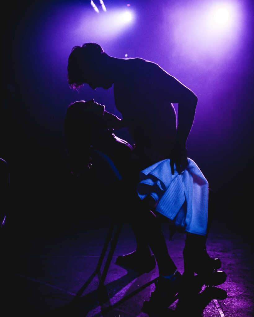 Tancerz erotyczny występujący na wieczorze panieńskim na Ursynowie