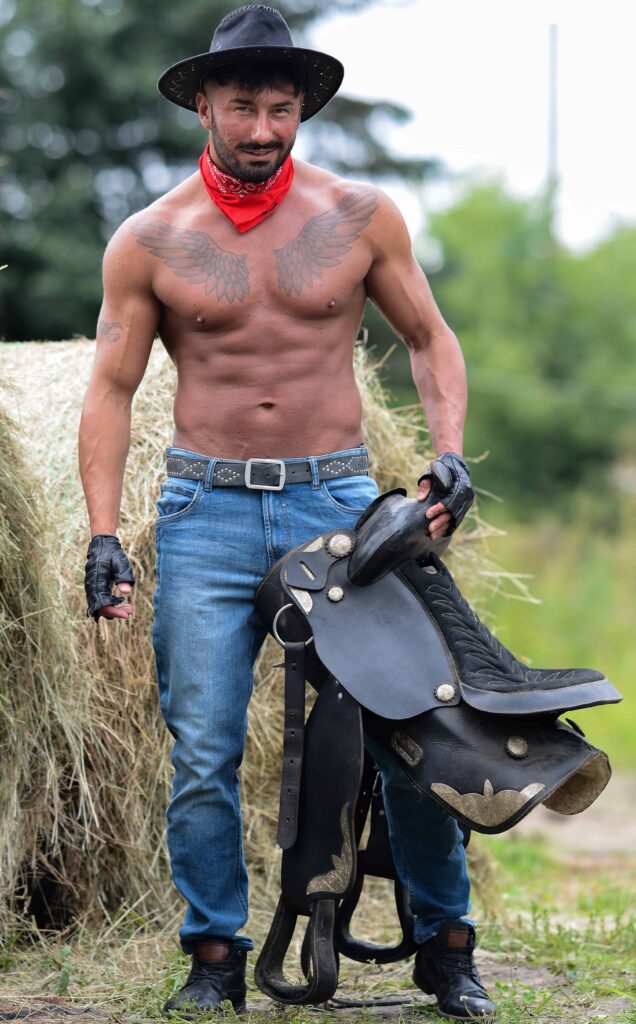 Striptizer na pokaz na wieczór panieński w Warszawie w stroju kowboj. Tancerz na panieński