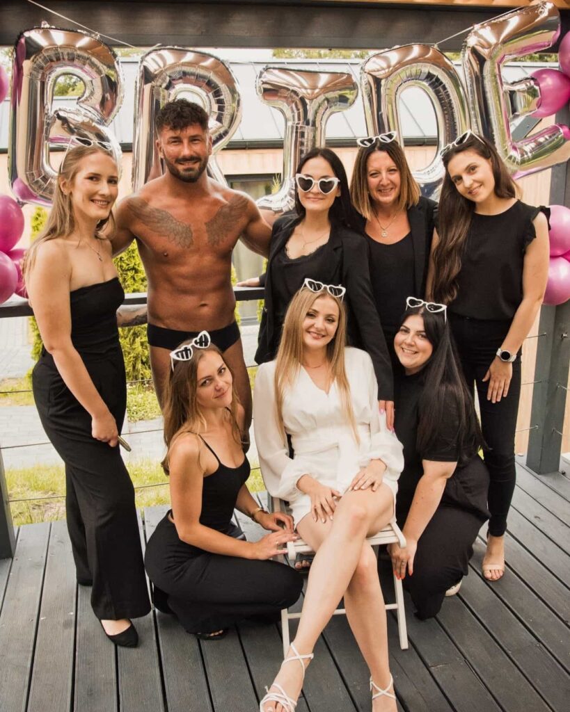 Striptizer na wieczó panieński w Warszawie - grupa przyjaciółek podczas wyjątkowego pokazu.