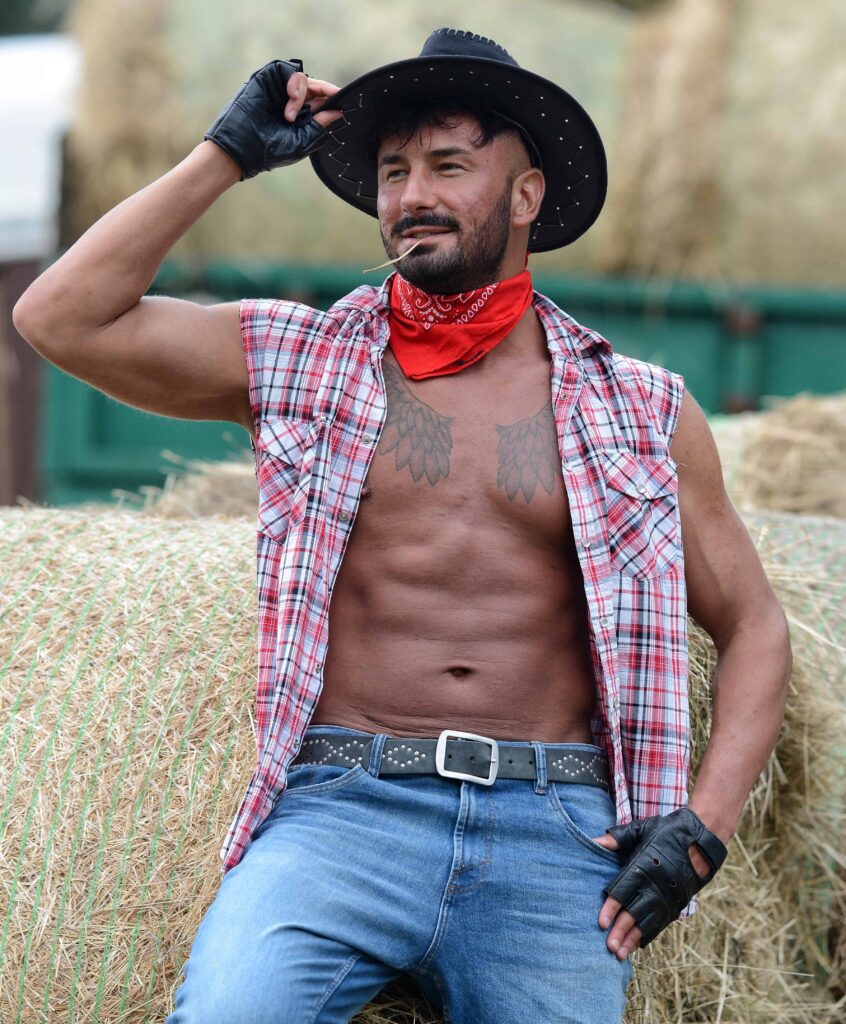 Striptizer na wieczór panieński w Warsszawie i okolicach w stroju kowboja 