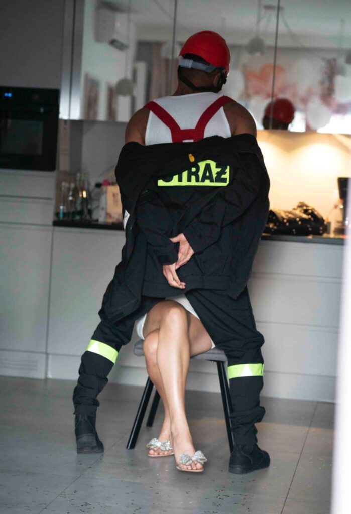 Tancerz erotyczny na urodziny w Warszawie podczas zmysłowego pokazu