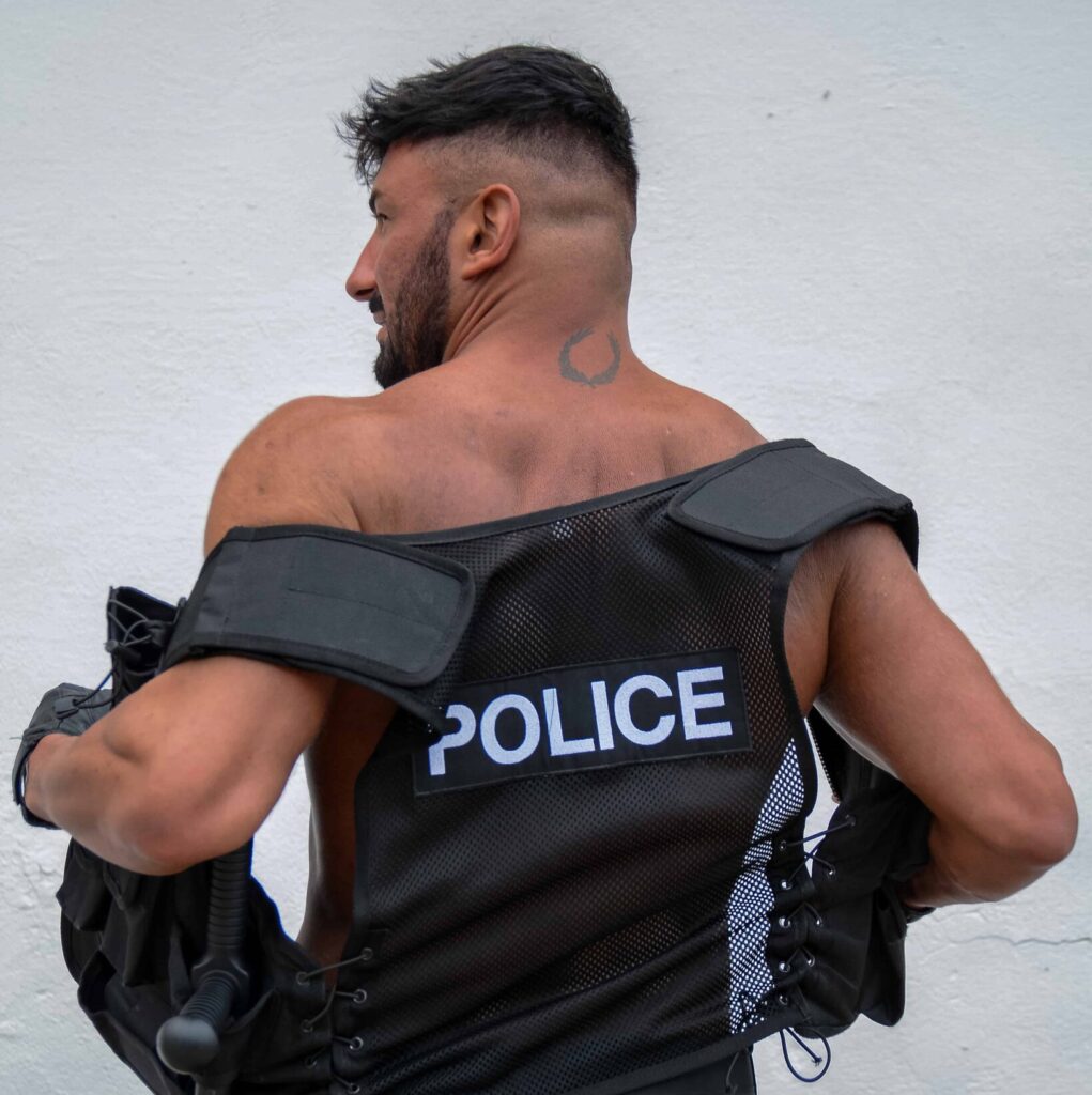 Chippendales Warszawa w stroju policjanta – striptizer Warszawa pokaz dla kobiet